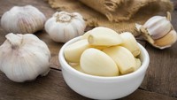Secara klinis, bawang putih memiliki manfaat untuk menurunkan kadar gula darah. Bahkan penelitian membuktikan konsumsi bawang putih sangat baik untuk menyeimbangkan kadar gula dalam darah. Foto: Istock