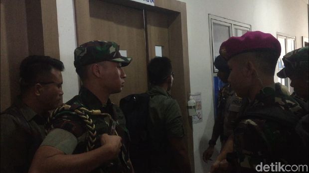 Panglima TNI dan Kapolri di Rumah Sakit Rondahaim 