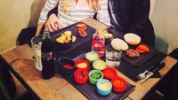 Mesranya, Pique dan Shakira saat sedang menikmati makanan enak. Dimejanya terlihat sajian daging dan beberapa aneka pelengkap. Foto: Instagram @3gerardpique