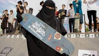 Skateboard juga tak membatasi umur bahkan agama. Seorang wanita bercadar tampak memamerkan papan skate di depan kamera.