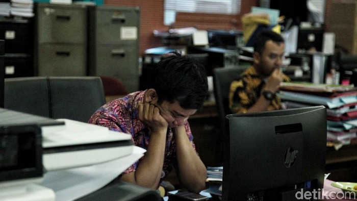 PNS DKI Jakarta mulai masuk kerja hari pertama setelah libur lebaran. Salah satunya PNS di Kantor Walikota Jakut yang mulai sibuk melayani warga.