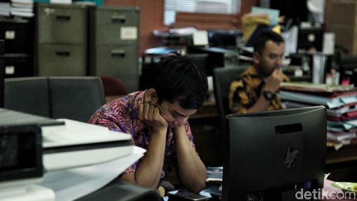 Senyum Sumringah PNS di Hari Pertama Kerja PNS DKI Jakarta mulai masuk kerja hari pertama setelah libur lebaran. Salah satunya PNS di Kantor Walikota Jakut yang mulai sibuk melayani warga.