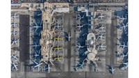Tertarik untuk melihat pesawat di tahap akhir keberadaannya, Kelley menyewa helikopter dan menuju ke pangkalan-pangkalan tetakhir pesawat di sebuah gurun di California (Mike Kelley/CNN Travel)