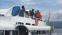 Sementara itu, di bagian luar ruang posko SAR Pelabuhan Tigaras, Danau Toba sejumlah personel TNI, Polri hingga Basarnas bersiaga. Foto: Ibnu Hariyanto/detikcom