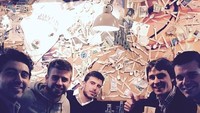  Sudah memiliki dua anak, begini gaya Pique saat nongkrong bersama teman-temannya di kafe. Foto: Instagram @3gerardpique