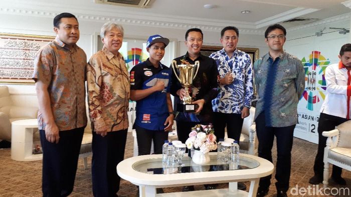 Pebalap Yamaha Galang Hendra Permana diundang Menpora Imam Nahrawi setelah menjuarai World Supersport 300 di Brno. (Mercy Raya/detikSport) Pebalap Yamaha Galang Hendra Permana diundang Menpora Imam Nahrawi setelah menjuarai World Supersport 300 di Brno. (Mercy Raya/detikSport)