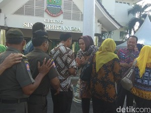 Bupati Cellica Jadi Emak-emak Berdaster Selama Libur Lebaran