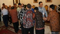 Di dalam ruangan, tampak antrean pegawai pemprov yang hendak bersalaman dengan Anies-Sandi.