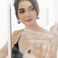Ia lebih dikenal sebagai seorang artis dan juga penyanyi berdarah Palembang. Foto: Instagram/deaaannisa