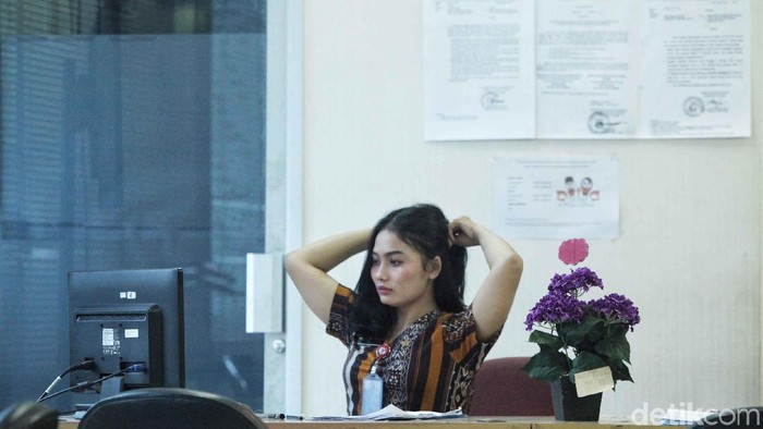 PNS DKI Jakarta mulai masuk kerja hari pertama setelah libur lebaran. Salah satunya PNS di Kantor Walikota Jakut yang mulai sibuk melayani warga.