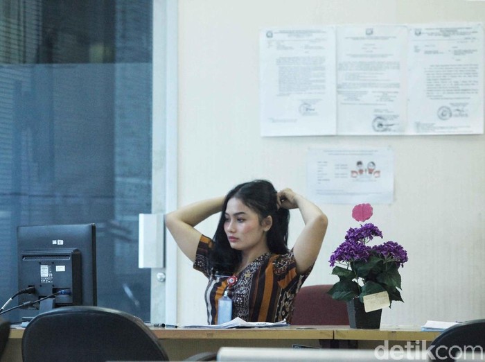 PNS DKI Jakarta mulai masuk kerja hari pertama setelah libur lebaran. Salah satunya PNS di Kantor Walikota Jakut yang mulai sibuk melayani warga.