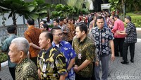 Antrean mengular panjang hingga ke luar ruangan.