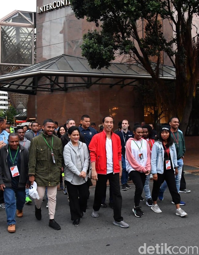 Presiden Jokowi juga bisa dikategorikan kaum hypebeast. Buktinya, ia memiliki salah satu sneakers paling diminati generasi hypebeast, yaitu merek Yeezy. Di gambar ini, Jokowi memakai Yeezy Beluga 2.0 warna abu-abu. Foto: Laily Rachev-Biro Pers Setpres