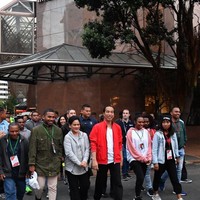 Presiden Jokowi juga bisa dikategorikan kaum hypebeast. Buktinya, ia memiliki salah satu sneakers paling diminati generasi hypebeast, yaitu merek Yeezy. Di gambar ini, Jokowi memakai Yeezy Beluga 2.0 warna abu-abu. Foto: Laily Rachev-Biro Pers Setpres