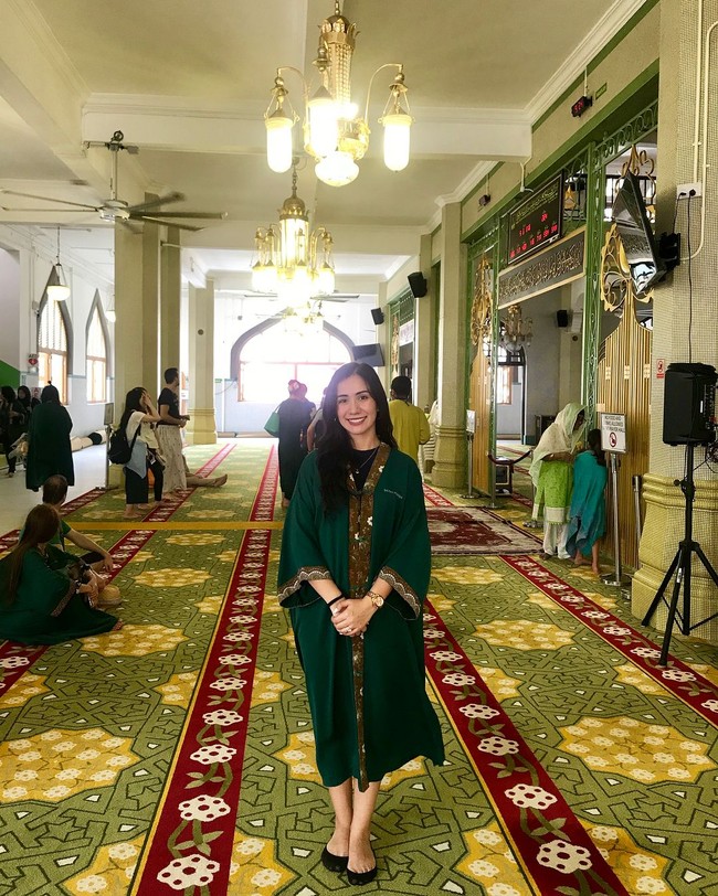 Sofia tampak cantik mengenakan busana serupa kaftan saat mengunjungi masjid di Singapura ketika bulan madu bersama sang suami. Foto: Instagram Sofia Loren Deliu