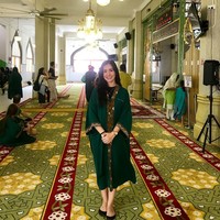 Sofia tampak cantik mengenakan busana serupa kaftan saat mengunjungi masjid di Singapura ketika bulan madu bersama sang suami. Foto: Instagram Sofia Loren Deliu