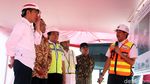 Gaya Jokowi Tinjau Proyek Runway 3 Bandara Soetta