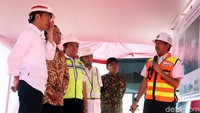 Jokowi mendapat penjelasan soal pembangunan landasan pacu dari Muhammad Awaluddin.