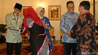 Dalam halal bihalal ini Anies-Sandiaga ditemani oleh istrinya, Fery Farhati dan Nur Asia.
