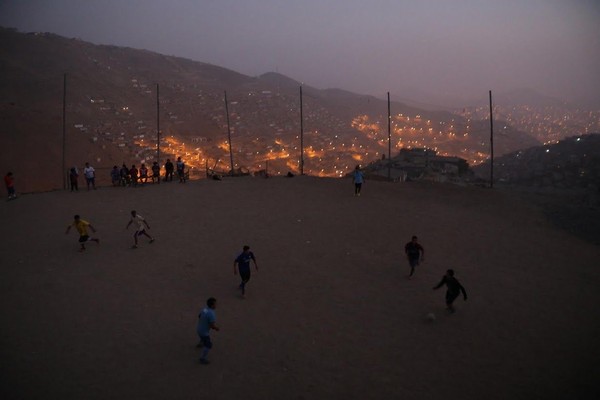 Lapangan bola ini adalah sumber kebahagian mayarakat Nueva Union. Berada di tengah-tengah peliknya kemiskinan mereka bisa tertawa dan berkumupl di lapangan ini. (Reuters/Mariana Bazo) Lapangan bola ini adalah sumber kebahagian mayarakat Nueva Union. Berada di tengah-tengah peliknya kemiskinan mereka bisa tertawa dan berkumupl di lapangan ini. (Reuters/Mariana Bazo)