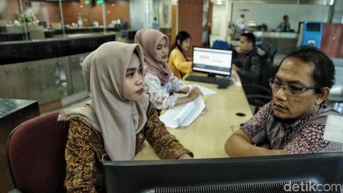 PNS DKI Jakarta mulai masuk kerja hari pertama setelah libur lebaran. Salah satunya PNS di Kantor Walikota Jakut yang mulai sibuk melayani warga.