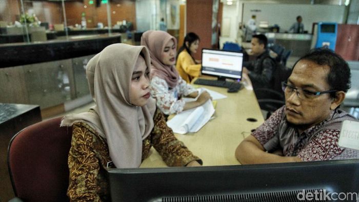Senyum Sumringah PNS di Hari Pertama Kerja PNS DKI Jakarta mulai masuk kerja hari pertama setelah libur lebaran. Salah satunya PNS di Kantor Walikota Jakut yang mulai sibuk melayani warga.