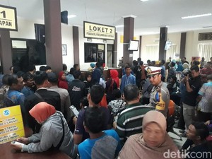 Hari Pertama Kerja, Samsat Bojonegoro Dijubeli Ribuan Warga
