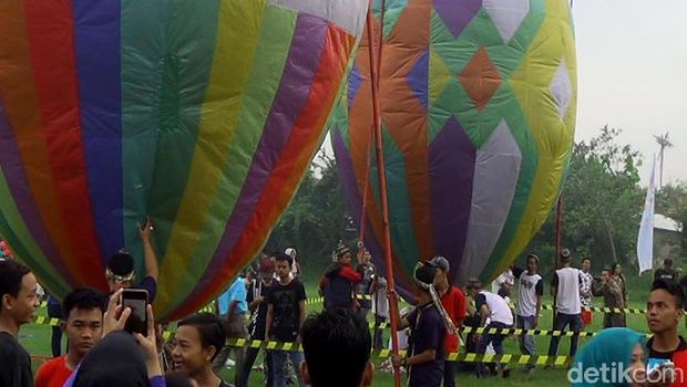 Festival balon udara tambat di Pekalongan.