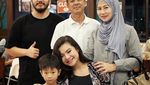 Jadi Hot Mama, Artis Eriska Rein Tetap Pose Cantik Saat Kulineran