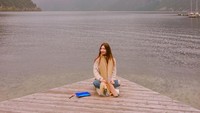 Gaya liburannya yang santai, membuat Soo Jin terlihat berumur 20 tahunan ya.. (sjeuro/Instagram)