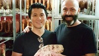 Di Spanyol, Reino menikmati makan siang spesial di resto Michelin Els Casals. Ini posenya saat memegang daging bersama chef Oriol Rovira. Foto: Instagram reinobarack