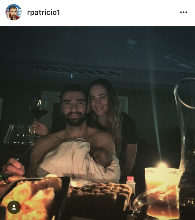 Saat ini Rui Patricio telah menikah lagi dengan wanita cantik bernama Vera Ribeiro. Keduanya dikaruiniai dua orang anak, laki-laki dan perempuan. Foto: Instagram