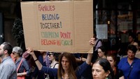 Banyaknya kritikan yang menyasar dirinya terkait dengan kebijakan politik pemisahan ribuan imigran ilegal dengan anak-anaknya ini akhirnya membuat Trump menjadi lebih lunak dengan menyetujui perintah eksekutif untuk tetap menjaga keluarga para imigran ilegal agar tak dipisahkan dengan anak-anak mereka. Istimewa/Brendan McDermid/Reuters.