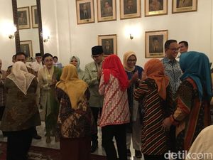 Anies-Sandi Halalbihalal dengan Pegawai Pemprov DKI di Balai Kota