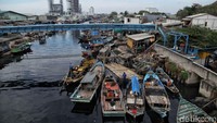 Selama libur lebaran kegiatan di Kampung Nelayan Cilincing ini tidak seefektif seperti hari biasanya. Karena tak sedikit nelayan yang memilih untuk merayakan lebaran dengan pulang ke kampung halaman atau beristirahat di rumah.