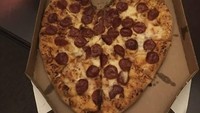 Begini jadinya saat seorang wanita meminta Dominos Pizza untuk membuat pizza bentuk hati. Rencananya pizza tersebut akan diberikan pada sang kekasih di Hari Valentine. Seenggaknya koki Dominos sudah mencoba, ya! Foto: Istimewa