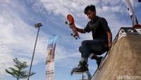 Mereka juga datang dari berbagai daerah di Indonesia.