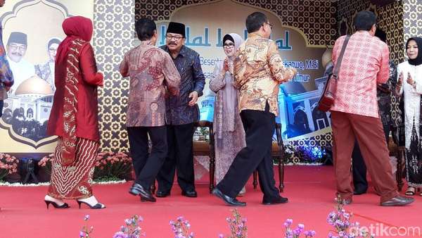 Tahun Politik, Pakdhe Karwo Minta ASN Tingkatkan Kualitas Layanan Tahun Politik, Pakdhe Karwo Minta ASN Tingkatkan Kualitas Layanan