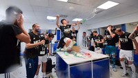 Pemain klub Juventus ini sedang merayakan kemenangan bersama rekan satu timnya. Membuka champagne pun jadi selebrasi yang pas. Foto: Instagram paulodybala