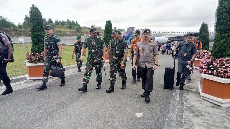 Panglima-Kapolri Tinjau Lokasi Tenggelamnya KM Sinar Bangun Panglima-Kapolri Tinjau Lokasi Tenggelamnya KM Sinar Bangun