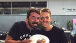 Begini Keceriaan Dave Grohl Saat Makan Pancake hingga Ngopi
