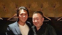 Kalau ini momen ketika Reino bertemu chef Tetsuya Wakuda di Ginza, Jepang. Dari unggahan foto-fotonya di Instagram terlihat pacar Luna Maya ini sangat suka kulineran. Foto: Instagram reinobarack
