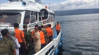 Hadi dan Tito terlihat berkeliling ke setiap sudut kapal tersebut. Rombongan juga mengecek seluruh bagian kapal mulai dari bagian samping, atas, bawah hingga dalam kapal. Terlihat sesekali Hadi berbincang dengan M Syaugi di bagian atas kapal. Tak diketahui pasti apa isi perbincangan keduanya. Foto: Ibnu Hariyanto/detikcom