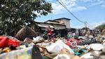 Jorok! Sampah Berserakan di Pinggir Jalan Cilincing