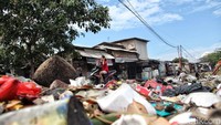 Menurut warga sekitar tak adanya tempat pembuangan sampah yang memadai membuat warga membuang sampah rumah tangga itu ke pinggir jalan.