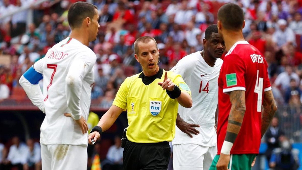 Mark Geiger dituduh meminta kaus Cristiano Ronaldo (Foto: Axel Schmidt/Reuters)