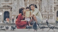 Gading Marten dan Gisel serta Gempi menghabiskan momen libur lebaran di Milan, Itali. Ketiganya tampak kompak dan happy kala berpose di depan Duomo di Milano.  Foto: Dok. Instagram/gisel_la
