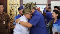 Zulkifli juga telah mengunggah momen pertemuan dengan SBY di akun Instagram-nya. Tampak dalam foto itu Zulkifli dan SBY mengenakan ikat kepala khas setempat. Keduanya terlihat bersalaman dan cipika-cipiki. SBY juga tampak memeluk Zulkifli.  (Dok. Instagram @zul.hasan)