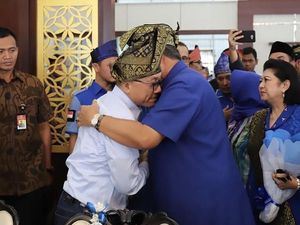 Pelukan SBY-Zulkifli Usai Tarung untuk Jagoannya di Pilgub Riau