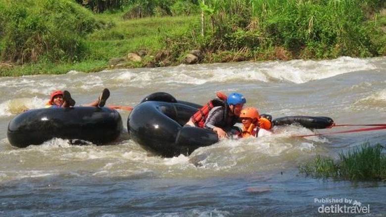 River Tubing di Salatiga (Galihyoga/dTraveler) River Tubing di Salatiga (Galihyoga/dTraveler)